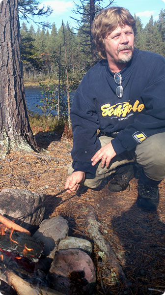 kjella-grillar-korv.jpg kjella-grillar-korv.jpg